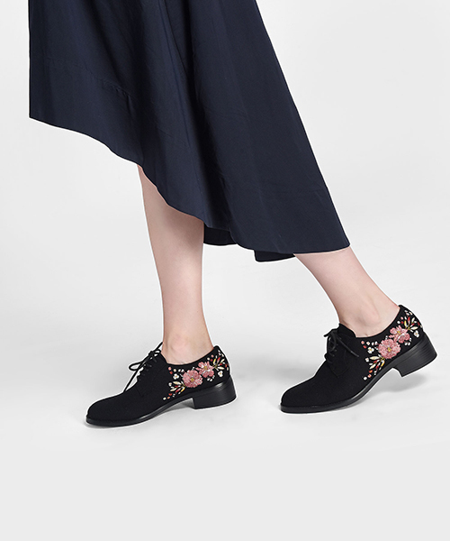 CHARLES & KEITH(チャールズ & キース)の「テクスチャードレースアップフラット / TEXTURED LACE-UP FLATS(モカシン/デッキシューズ・レディース・ブラック・22.5cm/23.5cm/23cm/24.5cm/25cm)」の7枚目の写真