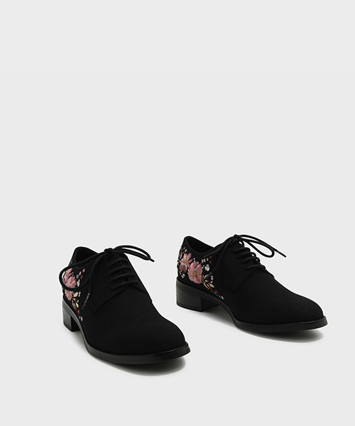 CHARLES & KEITH(チャールズ & キース)の「テクスチャードレースアップフラット / TEXTURED LACE-UP FLATS(モカシン/デッキシューズ・レディース・ブラック・22.5cm/23.5cm/23cm/24.5cm/25cm)」の6枚目の写真
