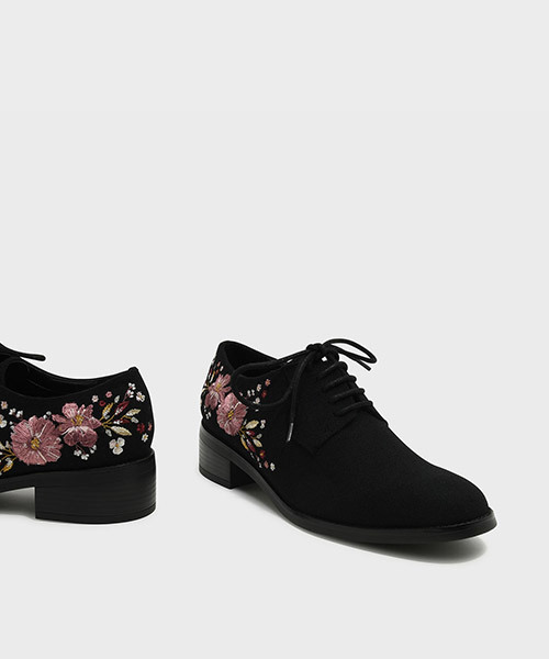 CHARLES & KEITH(チャールズ & キース)の「テクスチャードレースアップフラット / TEXTURED LACE-UP FLATS(モカシン/デッキシューズ・レディース・ブラック・22.5cm/23.5cm/23cm/24.5cm/25cm)」の5枚目の写真