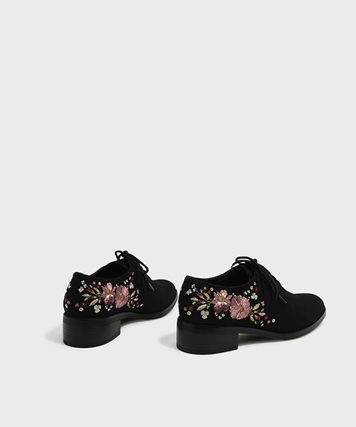 CHARLES & KEITH(チャールズ & キース)の「テクスチャードレースアップフラット / TEXTURED LACE-UP FLATS(モカシン/デッキシューズ・レディース・ブラック・22.5cm/23.5cm/23cm/24.5cm/25cm)」の4枚目の写真