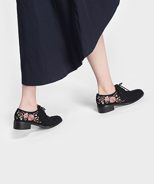 CHARLES & KEITH(チャールズ & キース)の「テクスチャードレースアップフラット / TEXTURED LACE-UP FLATS(モカシン/デッキシューズ・レディース・ブラック・22.5cm/23.5cm/23cm/24.5cm/25cm)」の2枚目の写真