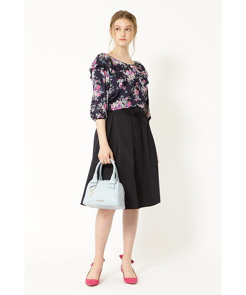 JILL STUART(ジルスチュアート)の「ベティフラワープリントブラウス(シャツ/ブラウス・レディース・ベージュ/ネイビー・MEDIUM/SMALL)」の4枚目の写真