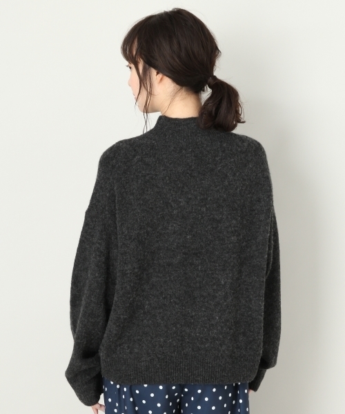 LOWRYS FARM（ローリーズファーム）の「ストレッチハイネックプルオーバー　802554（ニット/セーター・レディース・チャコールグレー/ブラウン/ベージュ/ネイビー・MEDIUM/LARGE）」の6枚目の写真