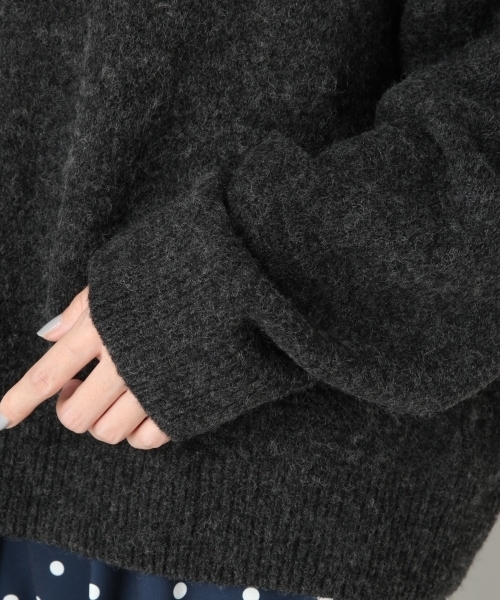 LOWRYS FARM（ローリーズファーム）の「ストレッチハイネックプルオーバー　802554（ニット/セーター・レディース・チャコールグレー/ブラウン/ベージュ/ネイビー・MEDIUM/LARGE）」の9枚目の写真