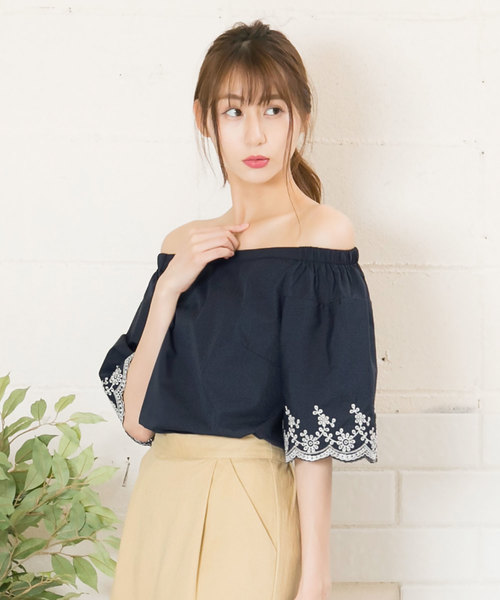 KOBE LETTUCE（コウベレタス）の「袖刺繍デザインオフショルダーブラウス（シャツ/ブラウス・レディース・ネイビー/オフホワイト/キャメル・FREE）」の3枚目の写真