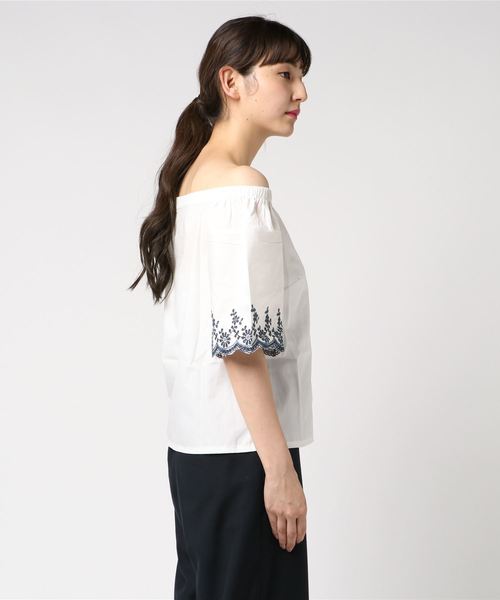 KOBE LETTUCE（コウベレタス）の「袖刺繍デザインオフショルダーブラウス（シャツ/ブラウス・レディース・ネイビー/オフホワイト/キャメル・FREE）」の4枚目の写真