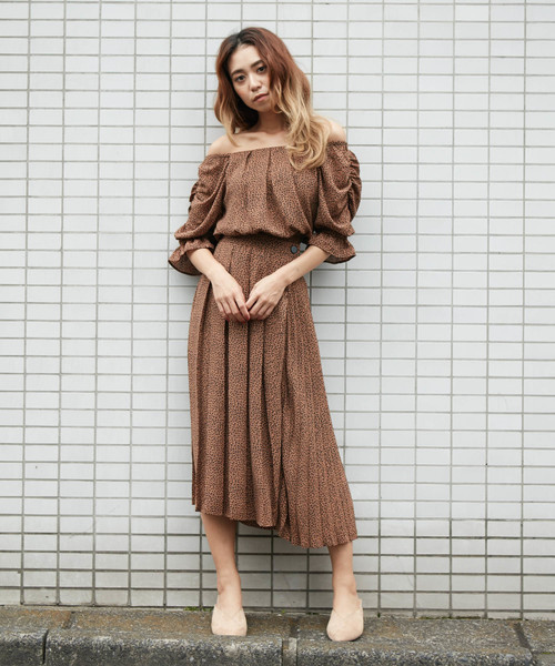 SPIRALGIRL（スパイラルガール）の「アシンメトリープリーツロングスカート（スカート・レディース・ブラウン系その他/ベージュ系その他・FREE）」の2枚目の写真