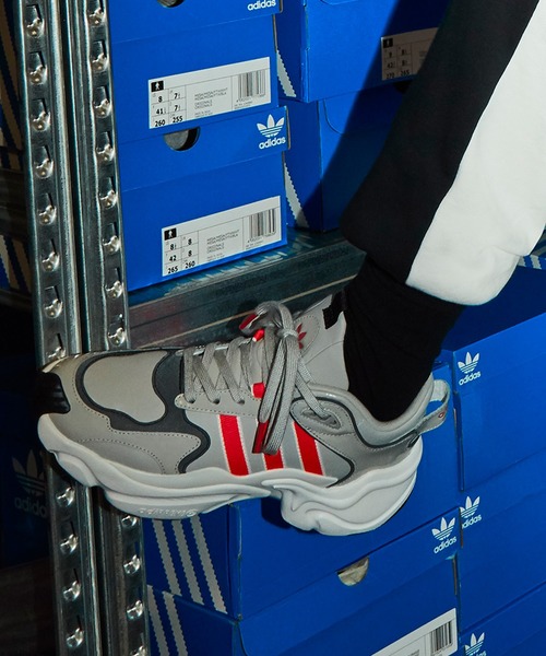 adidas�i�A�f�B�_�X�j�́u�}�O�~���[�� �����i�[ [Magmur Runner] �A�f�B�_�X�I���W�i���X�i�X�j�[�J�[�j�v�b�O���[
