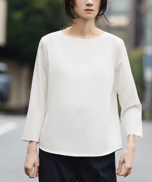 Flolia（フロリア）の「ラウンドカットクルーネックブラウス オフィス ビジネス フォーマル セレモニー スーツインナー 卒業式 卒園式 入学式 入園式 七五三 ママ 母親【洗える】（シャツ/ブラウス・レディース・ホワイト・S/M/L/2L）」の8枚目の写真
