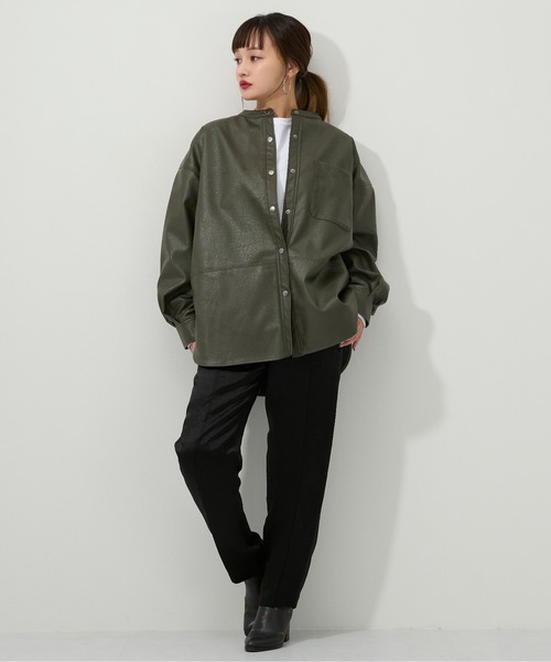 M nort（エムノート）の「【わたなべ麻衣プロデュース】バンドカラーレザーシャツジャケット（シャツ/ブラウス・レディース・グリーン・FREE）」の4枚目の写真