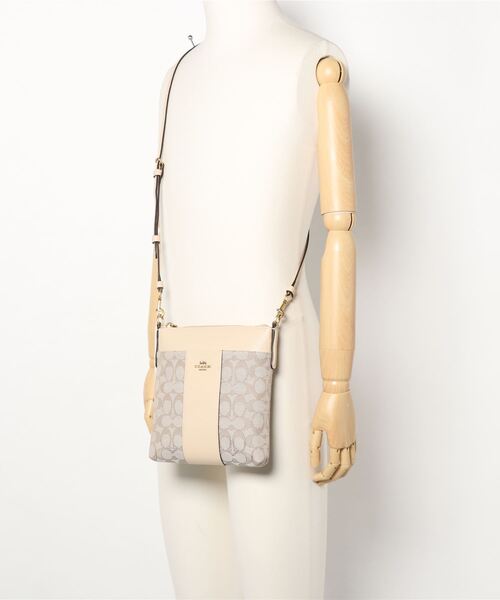 COACH（コーチ）の「キット メッセンジャー クロスボディ シグネチャー ジャカード（ショルダーバッグ・レディース・ベージュ系その他・ﾌﾘ-）」の9枚目の写真