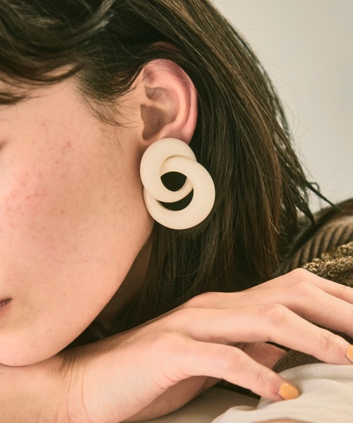 TODAYFUL（トゥデイフル）の「マットフープイヤリング（イヤリング・レディース・ブラック/キナリ・FREE）」の5枚目の写真