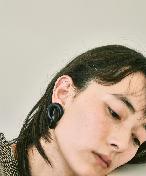 TODAYFUL（トゥデイフル）の「マットフープイヤリング（イヤリング・レディース・ブラック/キナリ・FREE）」の3枚目の写真