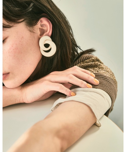 TODAYFUL（トゥデイフル）の「マットフープイヤリング（イヤリング・レディース・ブラック/キナリ・FREE）」の4枚目の写真