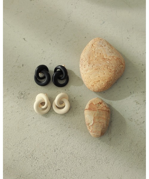 TODAYFUL（トゥデイフル）の「マットフープイヤリング（イヤリング・レディース・ブラック/キナリ・FREE）」の6枚目の写真