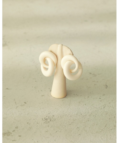 TODAYFUL（トゥデイフル）の「マットフープイヤリング（イヤリング・レディース・ブラック/キナリ・FREE）」の7枚目の写真