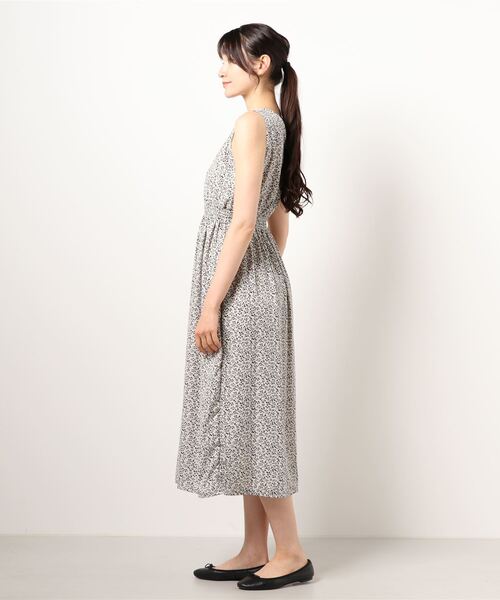 UNRELISH（アンレリッシュ）の「シャーリングノースリーブ小花柄ワンピース（ワンピース・レディース・ブラック/ホワイト・MEDIUM）」の3枚目の写真