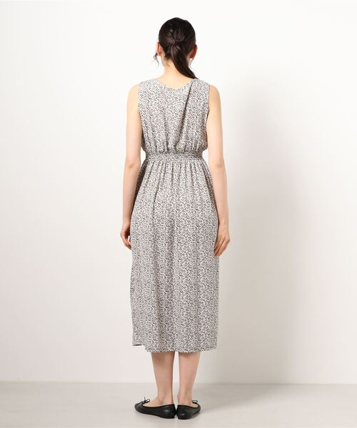 UNRELISH（アンレリッシュ）の「シャーリングノースリーブ小花柄ワンピース（ワンピース・レディース・ブラック/ホワイト・MEDIUM）」の4枚目の写真