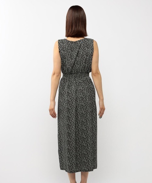 UNRELISH（アンレリッシュ）の「シャーリングノースリーブ小花柄ワンピース（ワンピース・レディース・ブラック/ホワイト・MEDIUM）」の6枚目の写真