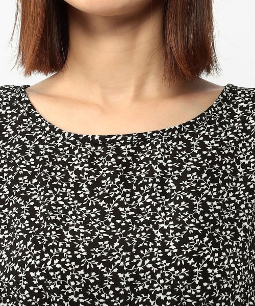 UNRELISH（アンレリッシュ）の「シャーリングノースリーブ小花柄ワンピース（ワンピース・レディース・ブラック/ホワイト・MEDIUM）」の7枚目の写真