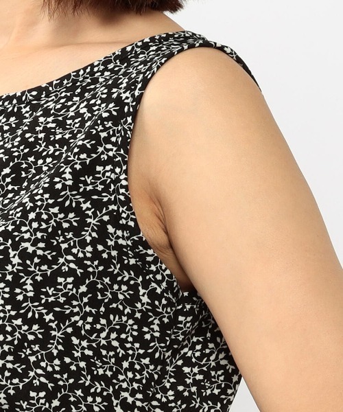 UNRELISH（アンレリッシュ）の「シャーリングノースリーブ小花柄ワンピース（ワンピース・レディース・ブラック/ホワイト・MEDIUM）」の8枚目の写真