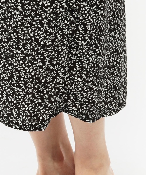 UNRELISH（アンレリッシュ）の「シャーリングノースリーブ小花柄ワンピース（ワンピース・レディース・ブラック/ホワイト・MEDIUM）」の9枚目の写真