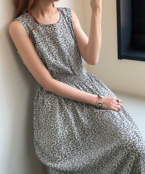UNRELISH（アンレリッシュ）の「シャーリングノースリーブ小花柄ワンピース（ワンピース・レディース・ブラック/ホワイト・MEDIUM）」の11枚目の写真