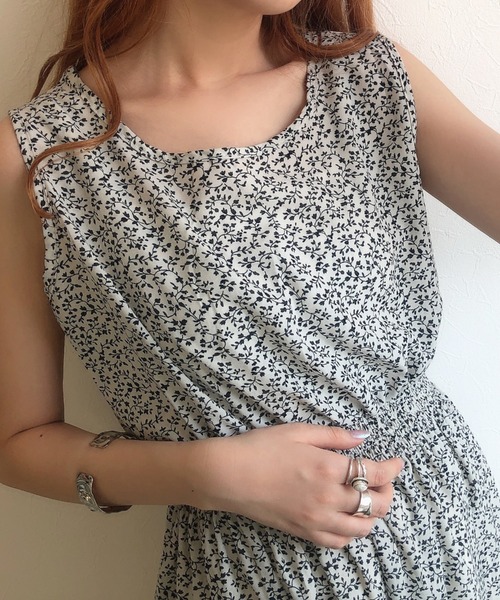 UNRELISH（アンレリッシュ）の「シャーリングノースリーブ小花柄ワンピース（ワンピース・レディース・ブラック/ホワイト・MEDIUM）」の12枚目の写真