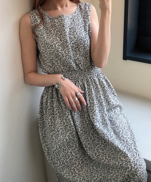UNRELISH（アンレリッシュ）の「シャーリングノースリーブ小花柄ワンピース（ワンピース・レディース・ブラック/ホワイト・MEDIUM）」の14枚目の写真