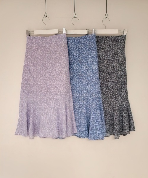 me+em select（ミームセレクト）の「小花柄ミモレマーメイドスカート（スカート・レディース・パープル/ネイビー/ブルー・FREE）」の4枚目の写真