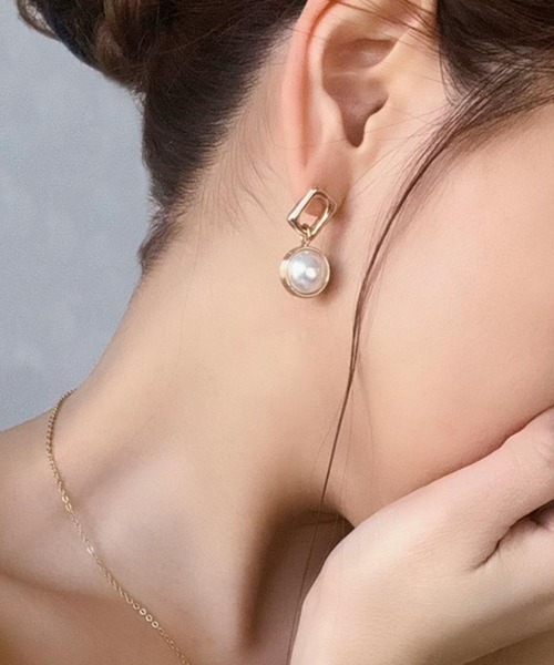 emouv by est(エモーヴバイエスト)の「emouv by est ビッグパールスクエアピアス(ピアス(両耳用)・レディース・ゴールド・FREE)」の2枚目の写真