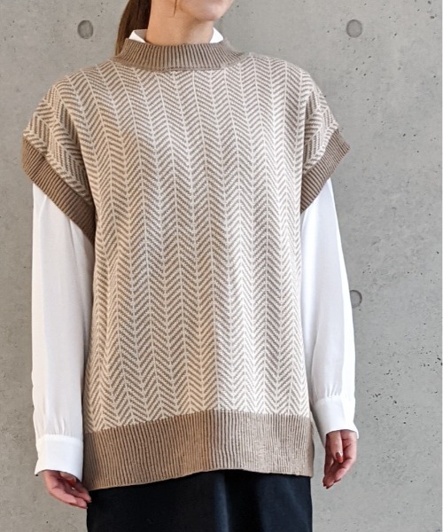 Per sist ence（パーシエンス）の「Per sist ence/パーシエンス　 アクリルへリンボーンニットベスト "ノーカラーシャツセット"（ベスト・レディース・グレー/モカ/オリーブ・FREE）」の2枚目の写真