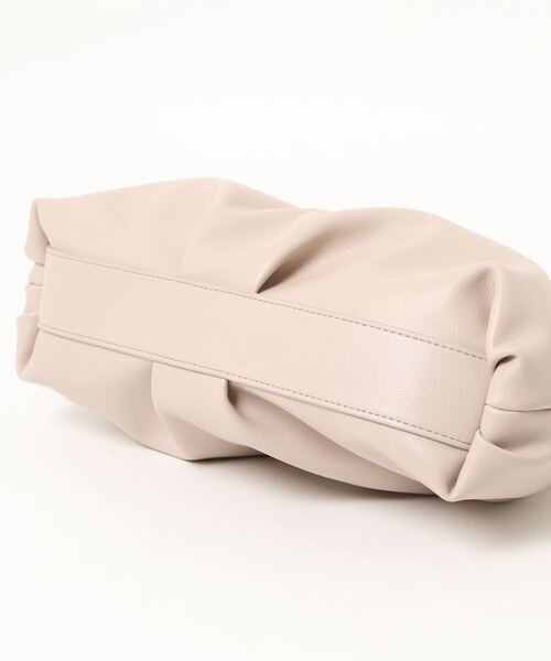 NATURAL BEAUTY BASIC（ナチュラルビューティーベーシック）の「ソフトタック2WAYクラッチ（クラッチバッグ・レディース・ベージュ/オレンジ・ﾌﾘ-）」の4枚目の写真