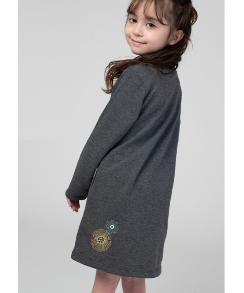 Design Tshirts Store graniph（デザイン　ティーシャツ　ストア　グラニフ）の「ブルームインザガーデン｜キッズエンブロイダリーワンピース（ワンピース・キッズ・グレー系その他2・130/110）」の2枚目の写真