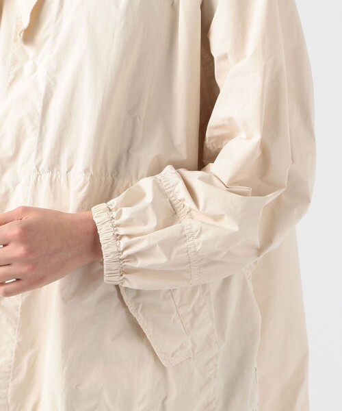 TOMORROWLAND （トゥモローランド）の「ポリエステルナイロンタフタ フーデッドブルゾン（ブルゾン・レディース・ブルー/チャコールグレー/ホワイト・36）」の13枚目の写真