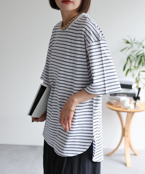 ap retro（アプレトロ）の「【USAコットン】高見え上質 / ラウンドヘムサイドスリットTシャツ（Tシャツ/カットソー・レディース・ホワイト/アイボリー/ブラック/スミクロ/ネイビー×ホワイト/グレー×ホワイト・FREE）」の5枚目の写真