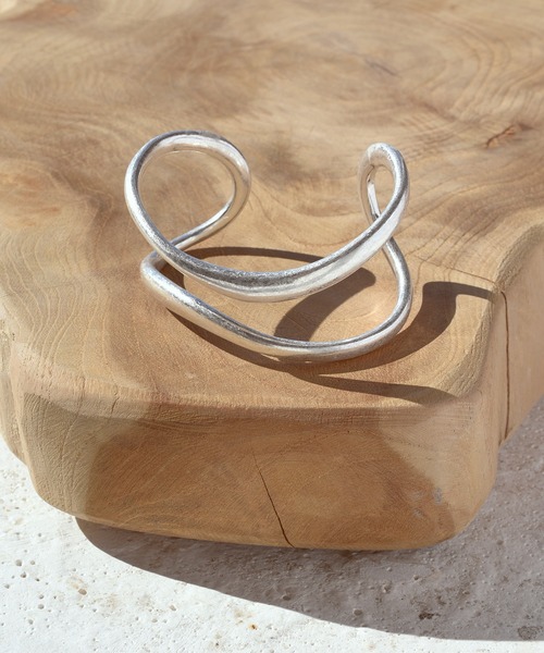 GOLDY(ゴールディ)の「ダブル ラインズ バングル(バングル/リストバンド・レディース・シルバー/ゴールド/ゴールド系その他/シルバー系その他・FREE)」の3枚目の写真