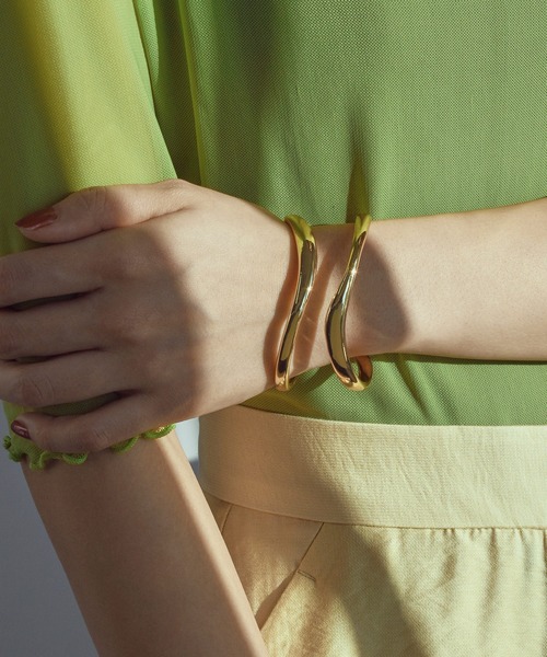 GOLDY(ゴールディ)の「ダブル ラインズ バングル(バングル/リストバンド・レディース・シルバー/ゴールド/ゴールド系その他/シルバー系その他・FREE)」の5枚目の写真