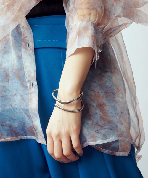 GOLDY(ゴールディ)の「ダブル ラインズ バングル(バングル/リストバンド・レディース・シルバー/ゴールド/ゴールド系その他/シルバー系その他・FREE)」の7枚目の写真