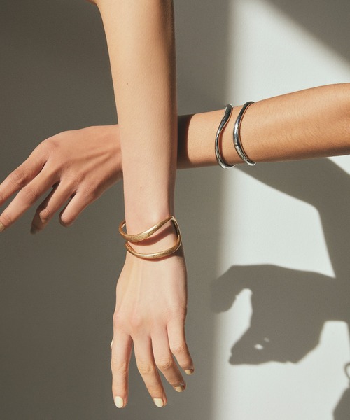 GOLDY(ゴールディ)の「ダブル ラインズ バングル(バングル/リストバンド・レディース・シルバー/ゴールド/ゴールド系その他/シルバー系その他・FREE)」の13枚目の写真