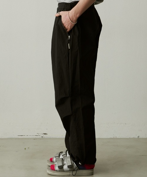 UNSELDs(アンセルズ)の「UNSELDs ナイロンワイドパンツ(カーゴパンツ・メンズ・イエロー/ブラック/グリーン・MEDIUM/LARGE)」の5枚目の写真