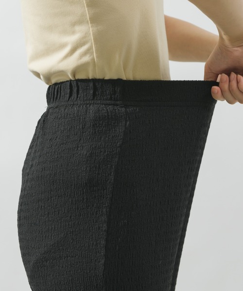 NEUNA（ヌナ）の「【ゆったり素材で着心地抜群。】シャーリングリラックス素材メローパンツ（スラックス・レディース・ブラック/ベージュ/ブラウン・SMALL/FREE）」の7枚目の写真