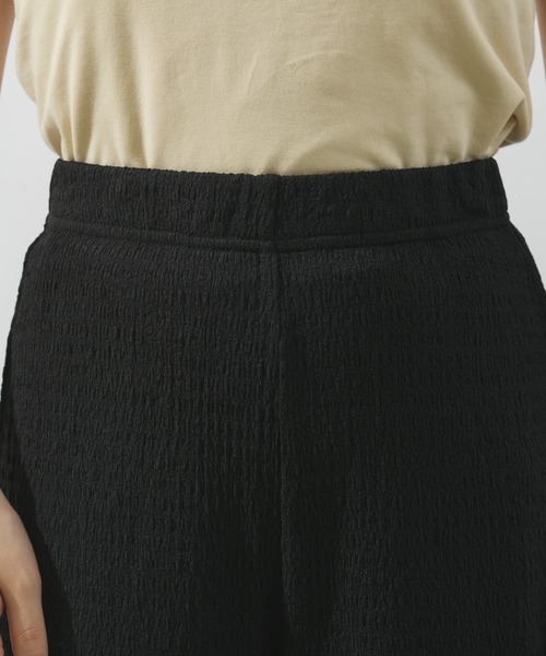 NEUNA（ヌナ）の「【ゆったり素材で着心地抜群。】シャーリングリラックス素材メローパンツ（スラックス・レディース・ブラック/ベージュ/ブラウン・SMALL/FREE）」の5枚目の写真