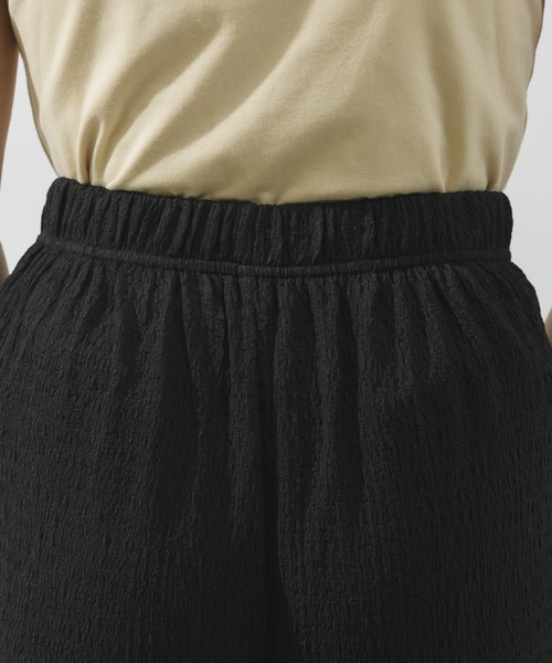 NEUNA（ヌナ）の「【ゆったり素材で着心地抜群。】シャーリングリラックス素材メローパンツ（スラックス・レディース・ブラック/ベージュ/ブラウン・SMALL/FREE）」の6枚目の写真