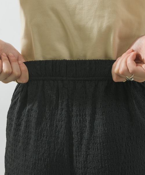 NEUNA（ヌナ）の「【ゆったり素材で着心地抜群。】シャーリングリラックス素材メローパンツ（スラックス・レディース・ブラック/ベージュ/ブラウン・SMALL/FREE）」の8枚目の写真