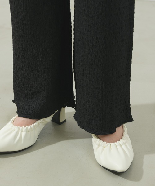 NEUNA（ヌナ）の「【ゆったり素材で着心地抜群。】シャーリングリラックス素材メローパンツ（スラックス・レディース・ブラック/ベージュ/ブラウン・SMALL/FREE）」の9枚目の写真