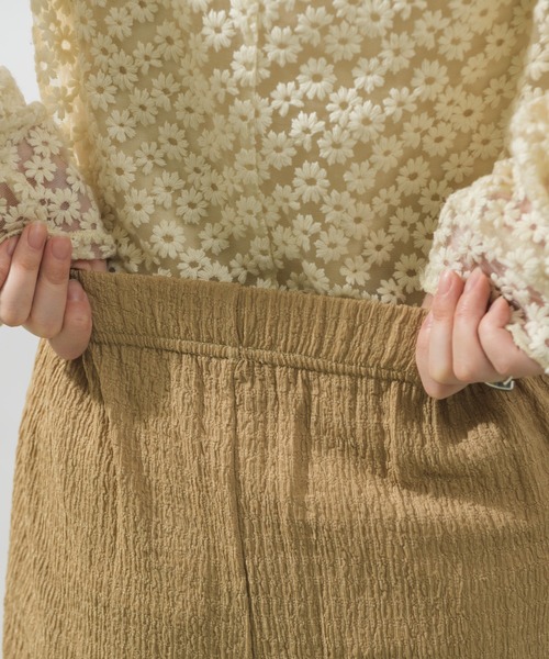 NEUNA（ヌナ）の「【ゆったり素材で着心地抜群。】シャーリングリラックス素材メローパンツ（スラックス・レディース・ブラック/ベージュ/ブラウン・SMALL/FREE）」の21枚目の写真