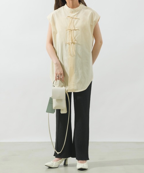 NEUNA（ヌナ）の「【ゆったり素材で着心地抜群。】シャーリングリラックス素材メローパンツ（スラックス・レディース・ブラック/ベージュ/ブラウン・SMALL/FREE）」の4枚目の写真