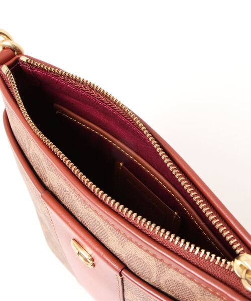 COACH（コーチ）の「キット メッセンジャー クロスボディ・カラーブロック シグネチャー キャンバス（ショルダーバッグ・レディース・ブラウン系その他・ONE）」の9枚目の写真