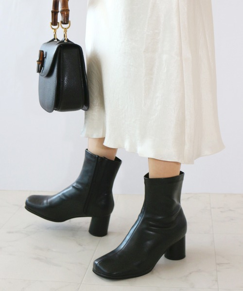 Fin（フィン）の「スクエアトゥ丸ヒールブーツ【低反発スポンジ入り】（ブーツ・レディース・ブラック/アイボリー・LL/S/M/L）」の2枚目の写真